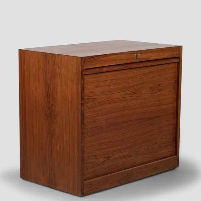 HANS J. WEGNER 1914-2007. Arkivskab af palisander med jalousilåge. Danmark ca 1960 erne.
