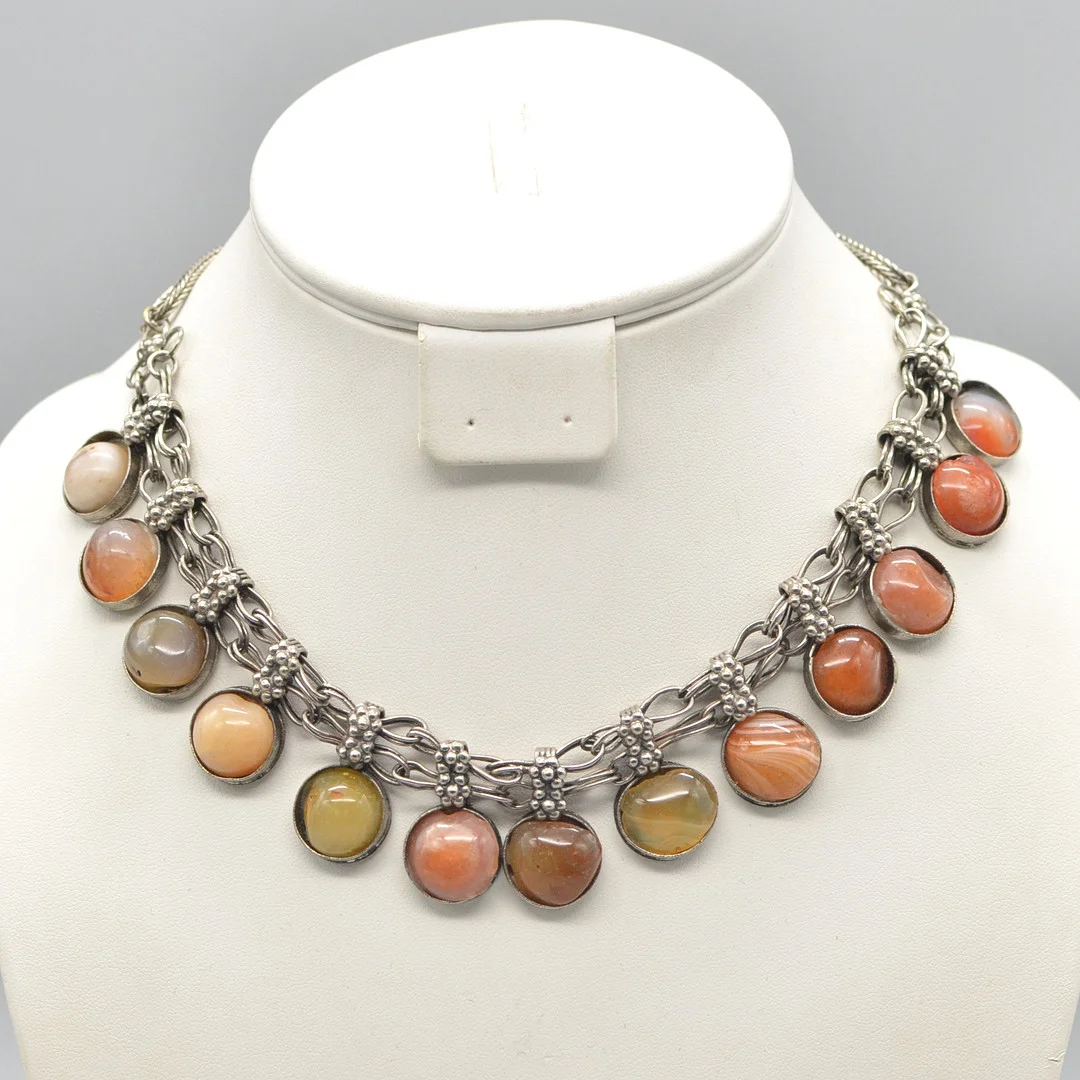 GLIEDERCOLLIER MIT KARNEOL-ACHAT-CABOCHONE, VERSILBERTES METALL, HANDGEMACHT, 20. JAHRHUNDERT. — Necklace — Kunst- und Auktionshaus Kleinhenz
