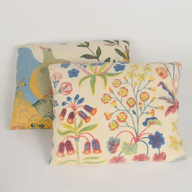 JOSEF FRANK. Kuddar 2 stycken, bl. a "Anakreon", linne, Firma Svenskt Tenn, Stockholm.