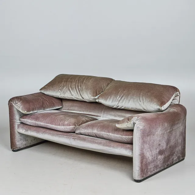 VICO MAGISTRETTI. Cassina, Sofa / Couch, Modell 'Maralunga', Stahl, Samt, Kunststoff, Entwurf 1973, Italien.