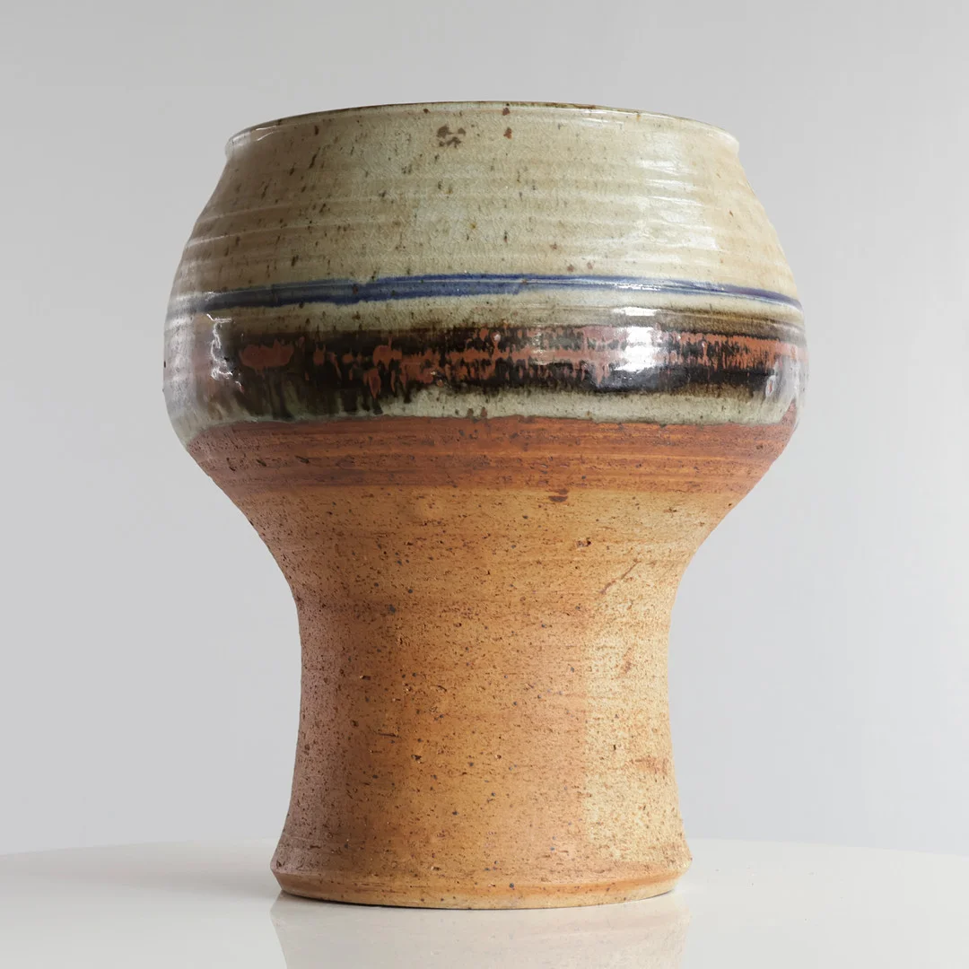 HELLE ALLPASS (1932-2000). Stor vase af delvist glaseret stentøj. Formgivet og mærket af Helle Allpass, Eget værksted, Danmark. — European — Woxholt Auktioner