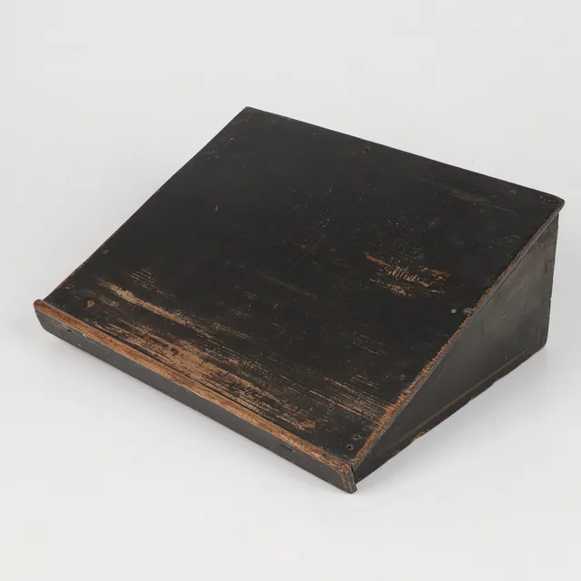 SKRIVPULPET, målat trä, 1800-tal.