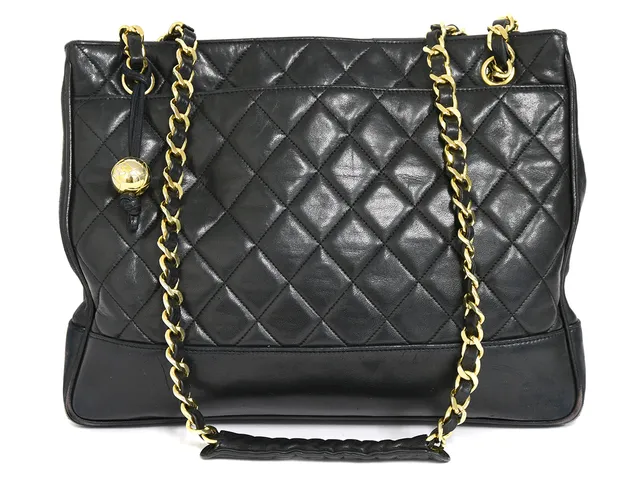 VÄSKA, CHANEL, vintage, svart quiltat lammskinn, detaljer i gulmetall, 32x25x6cm, visst slitage, saknar hologram.