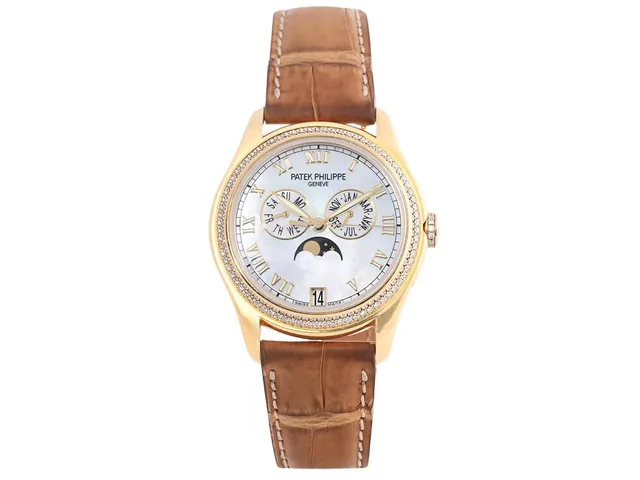 PATEK PHILIPPE, Geneve, Annual Calendar, "Geneva Seal", Cal 315/297, Serie nr. 3581904, Ref nr. 4936J, Boett nr. 4379634, unisex, 37 mm, 18K guld, automatisk, safirglas (repor), pärlemorurtavla, dag, datum, månad, månfas, briljantkrans + krona (156 st.+ 14 st. på kronan, TW/VVS, ca 1,00 ctv), glasbaksida (repor), läderband, originalspänne i 18K guld, ca 2007, serviceetui.