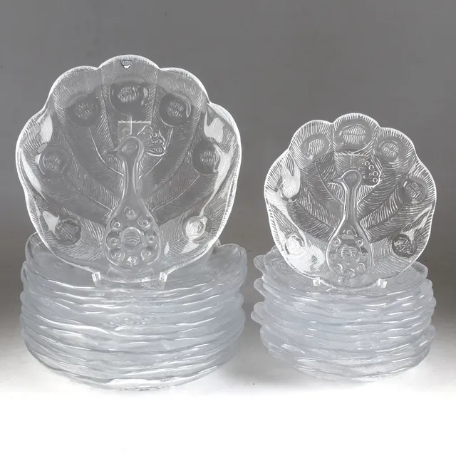 LARS HELLSTEN. Tallrikar och assietter, delar glas "Påfågel", Orrefors.