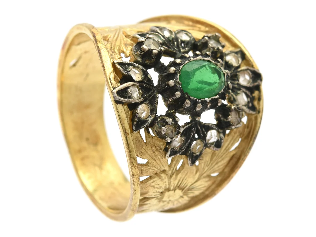 SMARAGDRING, 18K, guld smaragd och rosenstenar, vikt 4,3 g, stl. 18,25 mm — Smycken/Smaragdring — Kaplans