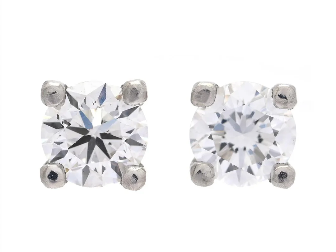 ENSTENSÖRHÄNGEN, 18K vitguld, 2 briljantslipade diamanter ca 0,61 ctv, ca TW/VS-SI, vikt 1,2 g, stift, ena diamanten med liten skada på kronan. — Smycken/Enstensörhängen — Kaplans