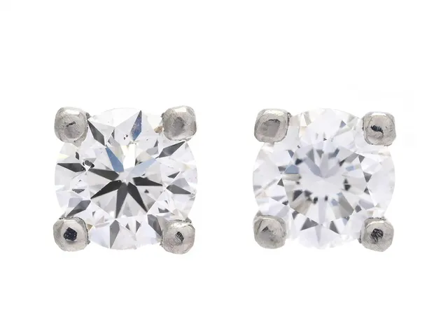 ENSTENSÖRHÄNGEN, 18K vitguld, 2 briljantslipade diamanter ca 0,61 ctv, ca TW/VS-SI, vikt 1,2 g, stift, ena diamanten med liten skada på kronan.