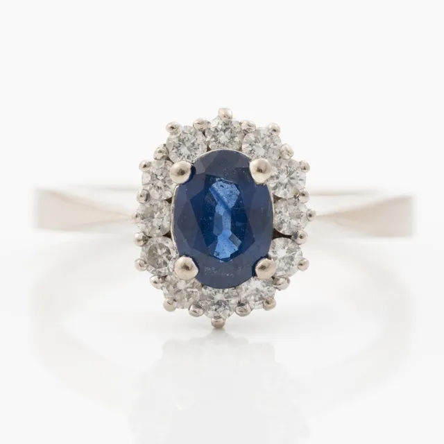 Ring 18K vitguld med blå safir och runda briljantslipade diamanter.