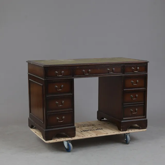 SKRIVBORD, Engelsk stil 1900-talets slut.