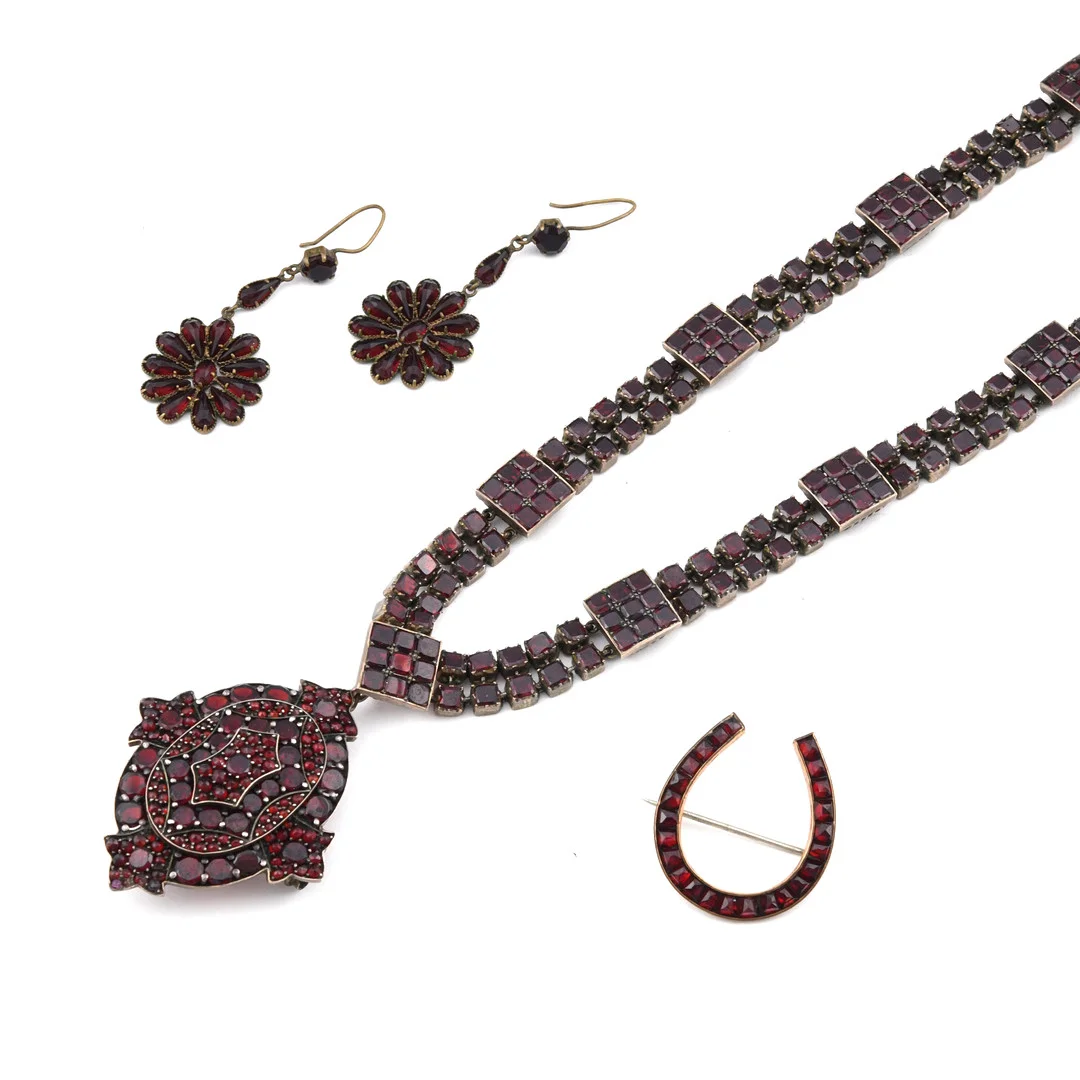 A GARNET NECKLACE. — Jewellery Suites — Lawrences Auctioneers
