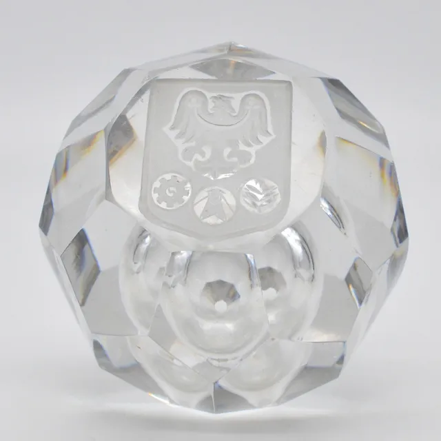 BÖHMISCHES GLAS-PAPERWEIGHT, ADLERMOTIV MIT EMBLEME, FACETTIERT UND HANDGESCHLIFFEN, MIT KONTROLLIERTEM LUFTEINSCHLUSS, 20. JAHRHUNDERT.