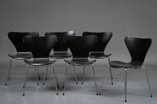 Arne Jacobsen. Sæt på seks spisestole model 3107, sorte (6)
