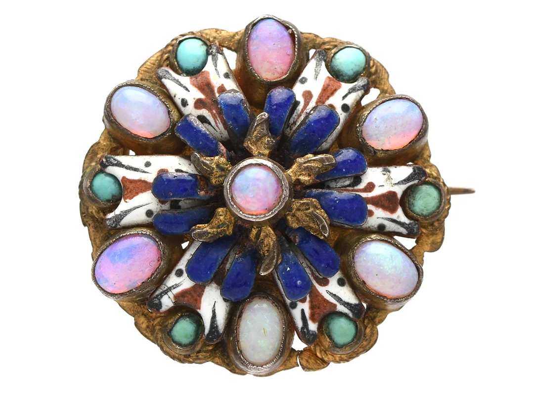 BROSCH, förgyllt silver, opaler, turkoser, emalj, mått 2,7 x 2,7 cm, vikt 11,2 g, emaljskada. — Smycken/Brosch — Kaplans