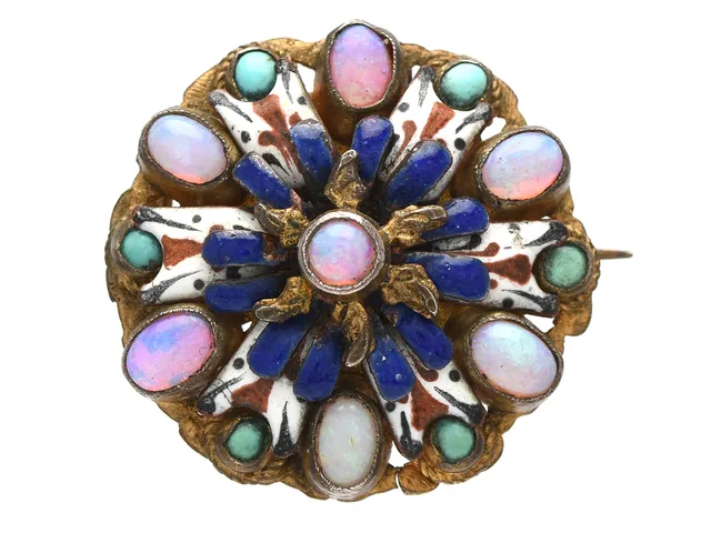 BROSCH, förgyllt silver, opaler, turkoser, emalj, mått 2,7 x 2,7 cm, vikt 11,2 g, emaljskada.