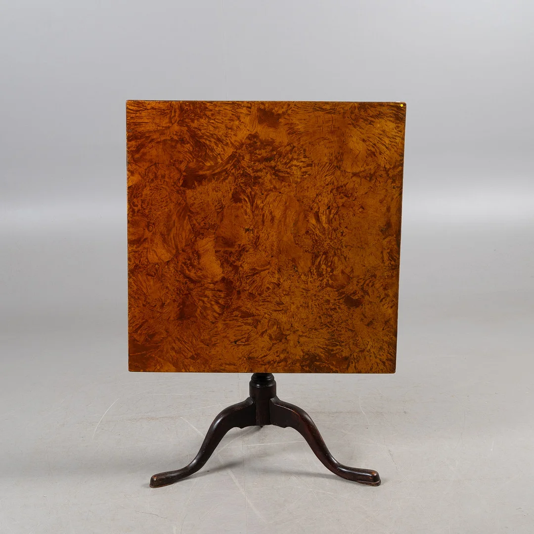 FÄLLBORD, skiva i rotfanér, 17/1800-tal. — Tables — Stockholms Auktionsverk Helsingborg