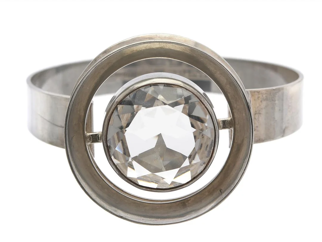 ERIK GRANIT, armring, sterlingsilver, bergkristall, öppningsbar, Finland 1973, mått 59 x 52 mm, vikt 36,1 g. — Smycken/Armring — Kaplans