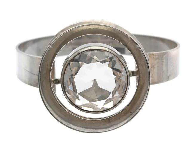 ERIK GRANIT, armring, sterlingsilver, bergkristall, öppningsbar, Finland 1973, mått 59 x 52 mm, vikt 36,1 g.