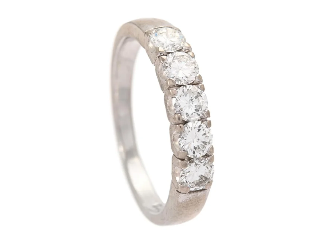 ALLIANSRING, 18K vitguld, 5 briljantslipade diamanter ca 0,63 ctv, ca TW/VVS*, 3 st diamanter har skador, W.A Bolin, stl 16,5 mm, vikt 3,6 g. — Smycken/Alliansring — Kaplans
