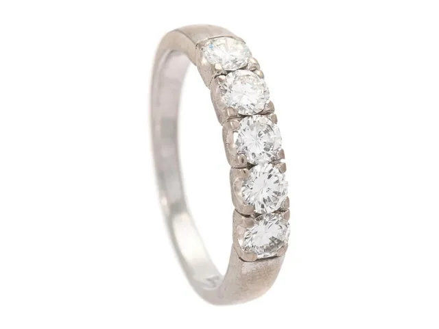 ALLIANSRING, 18K vitguld, 5 briljantslipade diamanter ca 0,63 ctv, ca TW/VVS*, 3 st diamanter har skador, W.A Bolin, stl 16,5 mm, vikt 3,6 g.