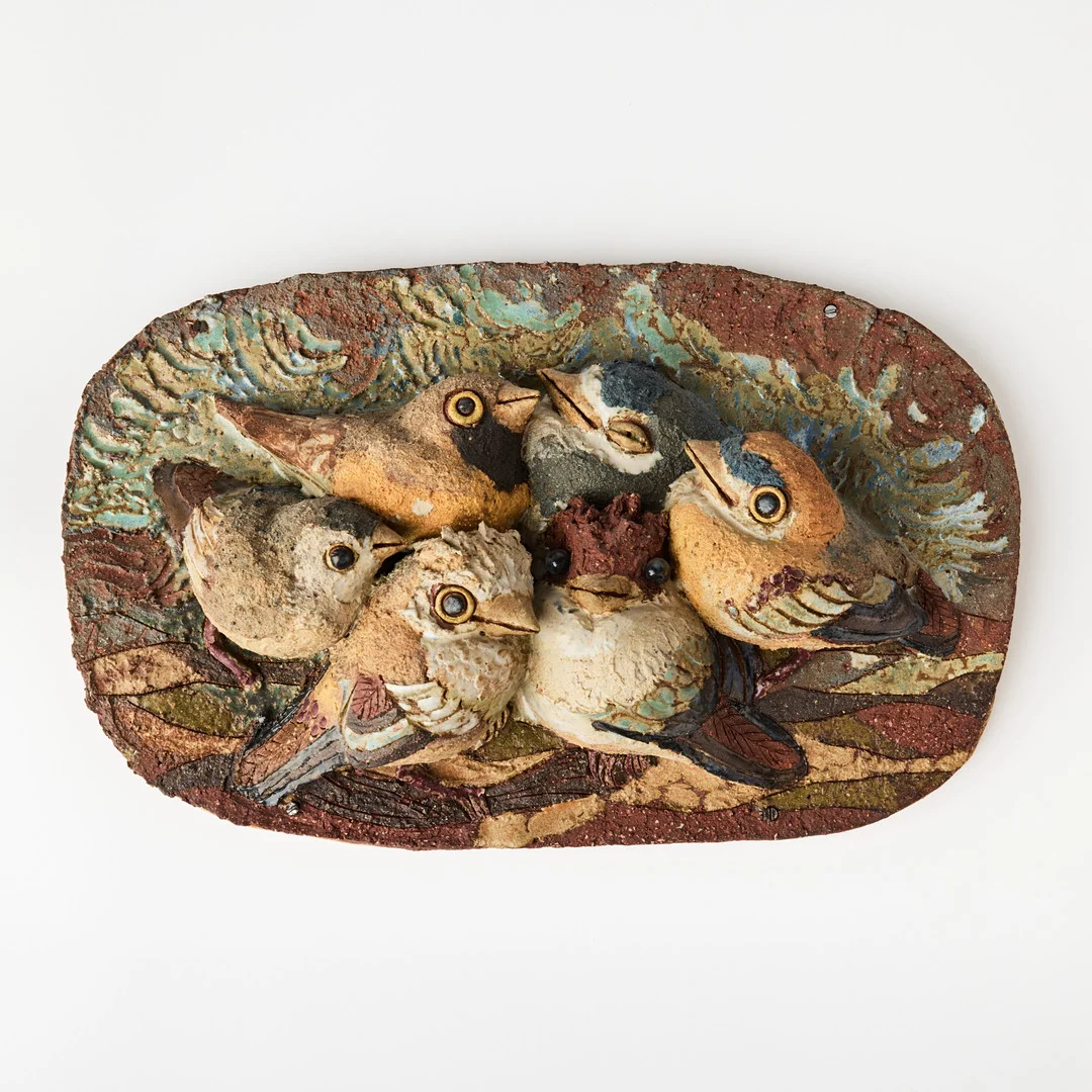 TYRA LUNDGREN. Väggrelief, Gustavsberg 1971, stengods, dekor av sex fåglar, delvis glaserad. — European — Stockholms Auktionsverk Fine Art