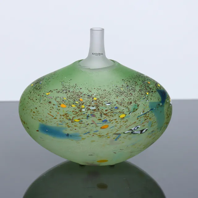 BERTIL VALLIEN. Vas, "Satellite", Kosta Boda, osignerad.