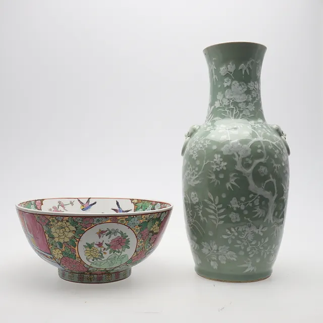 TWO ITEMS OF MODERN CHINESE PORCELAIN.