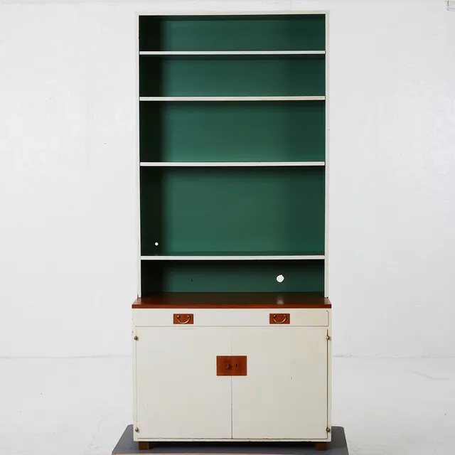 JOSEF FRANK. Bokhylla, Firma Svenskt Tenn, modellnummer 2225, bemålad, vitlackerat med grönmålad fond, låsbrickor i valnöt med mässingsbeslag.