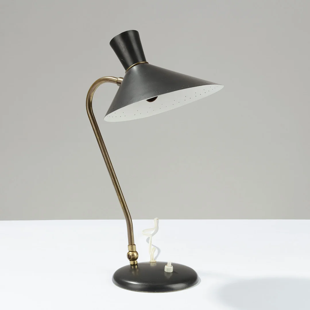 SVEND AAGE HOLM SØRENSEN. Bordlampe af grålakeret metal og messing, Holm-Sørensen & Co., Danmark, 1950/1960'erne. — Table Lamps — Palsgaard Kunstauktioner