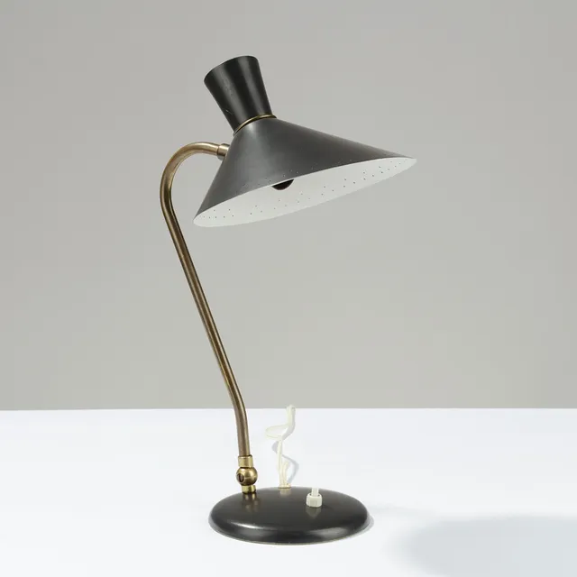 SVEND AAGE HOLM SØRENSEN. Bordlampe af grålakeret metal og messing, Holm-Sørensen & Co., Danmark, 1950/1960'erne.