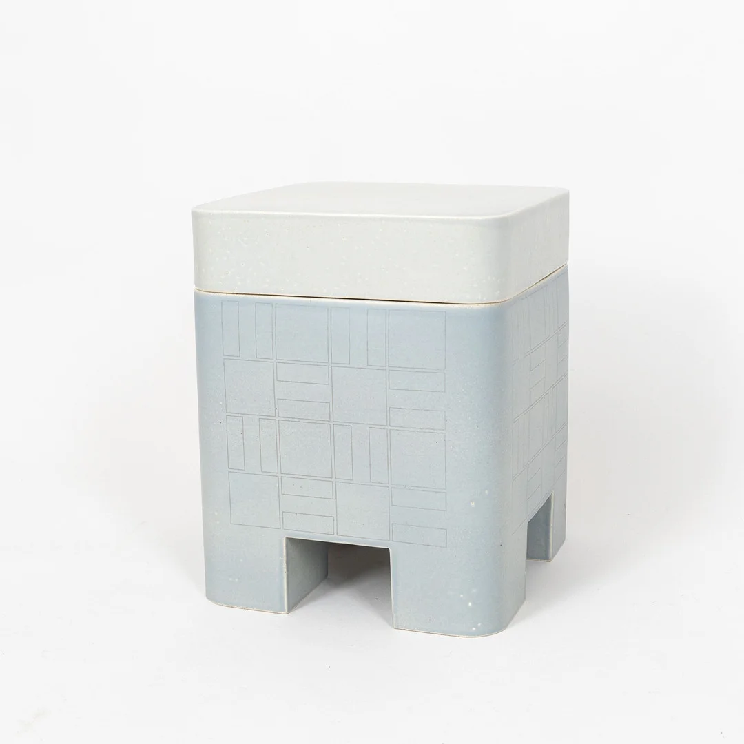 MINNI LUKANDER. KERAMIK UURNA MED LOCK, Arabia 1980-tal. — European — Stockholms Auktionsverk Helsinki