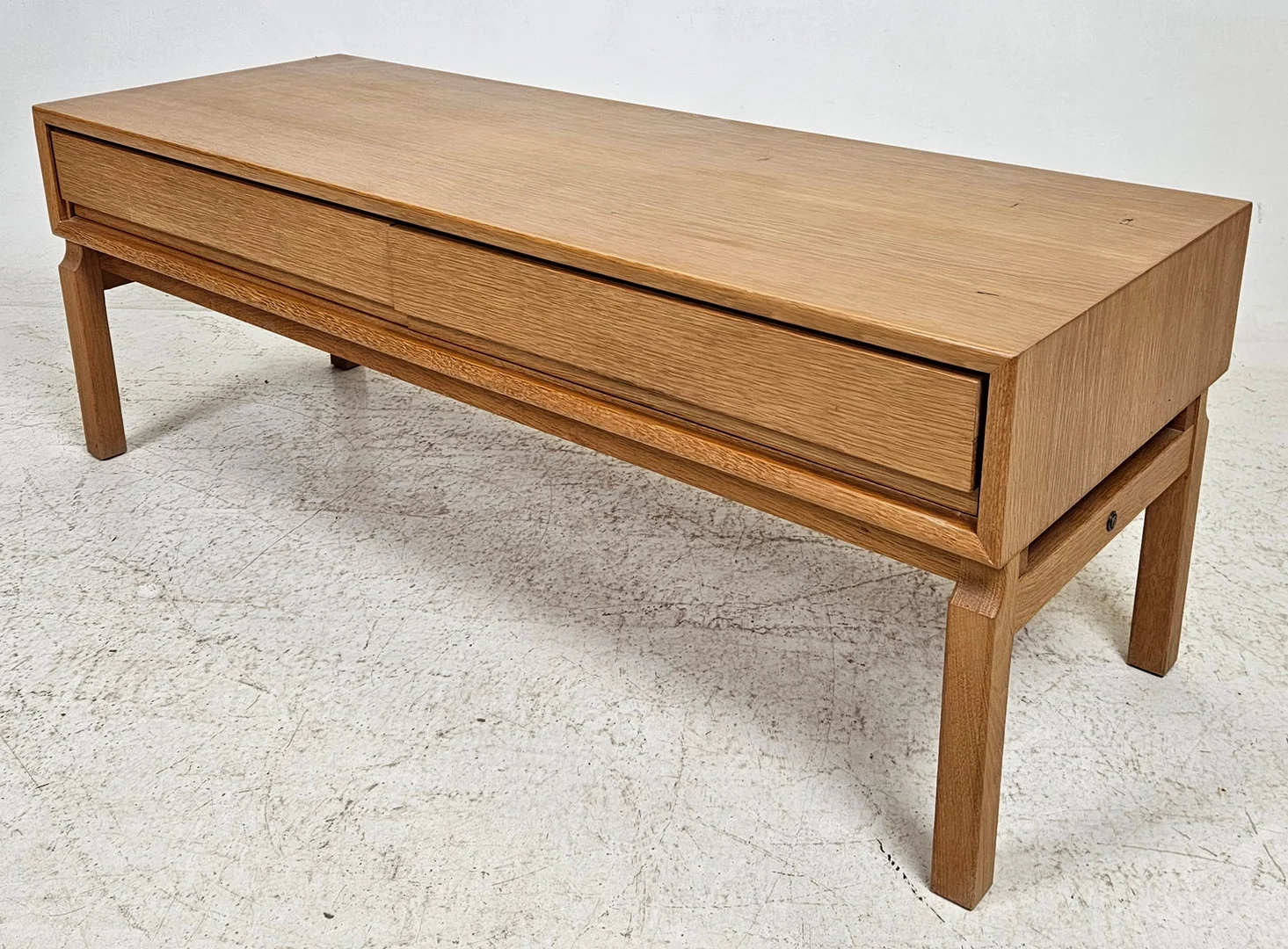 MARIAN GRABINSKI. Tv-bänk/hallbyrå/underskåp, ur MTB-serien 1962, IKEA. — Chests of drawers — Auktionshuset Thörner & Ek