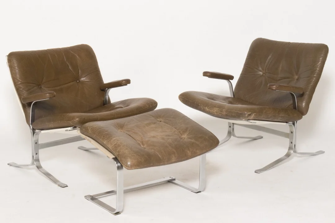 Ingmar Relling: Pair of Siesta armchairs and a front stool (3) — Furniture/Lounge chairs — Lauritz