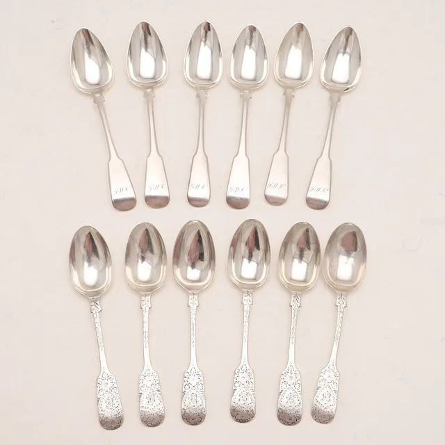 A SET OF SIX GEORGE IV SCOTTISH FIDDLE PATTERN TEASPOONS.