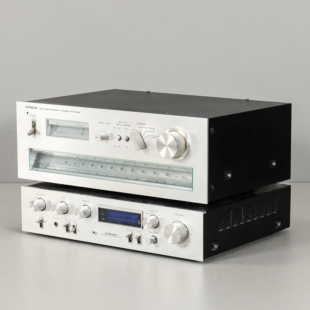 STEREODELAR Förstärkare Pioneer SA-610, Radiodel Hitachi FT-440, 1970/80-tal. — Audio, Vinyl & Hi-Fi — Karlstad Hammarö Auktionsverk