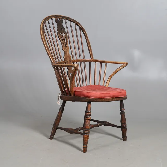 A COUNTRY MADE WINDSOR ELBOW CHAIR.