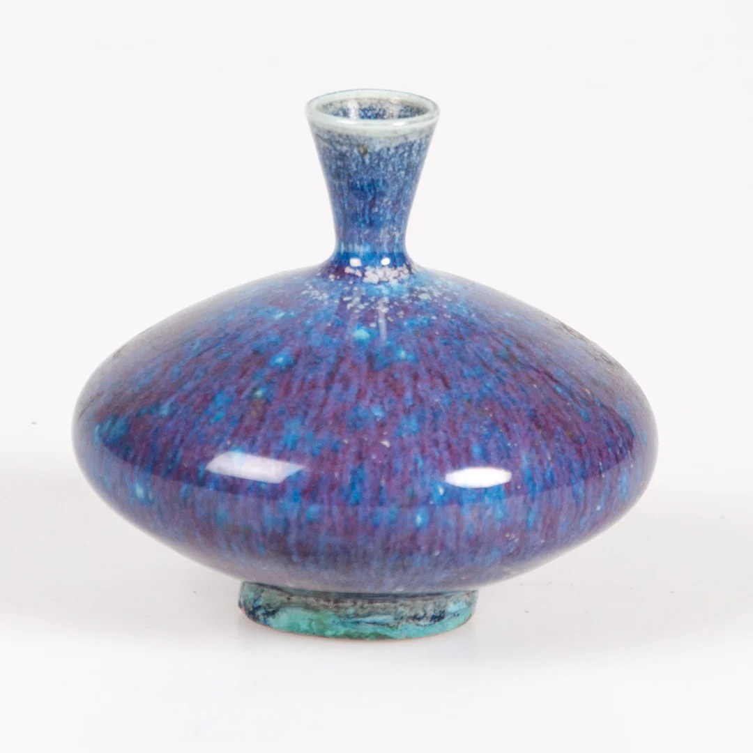 BERNDT FRIBERG. Vas, miniatyr, Gustavsbergs studio 1960/70-tal, stengods med aniaraglasyr i blått och violett. — European — Laholms Auktionskammare