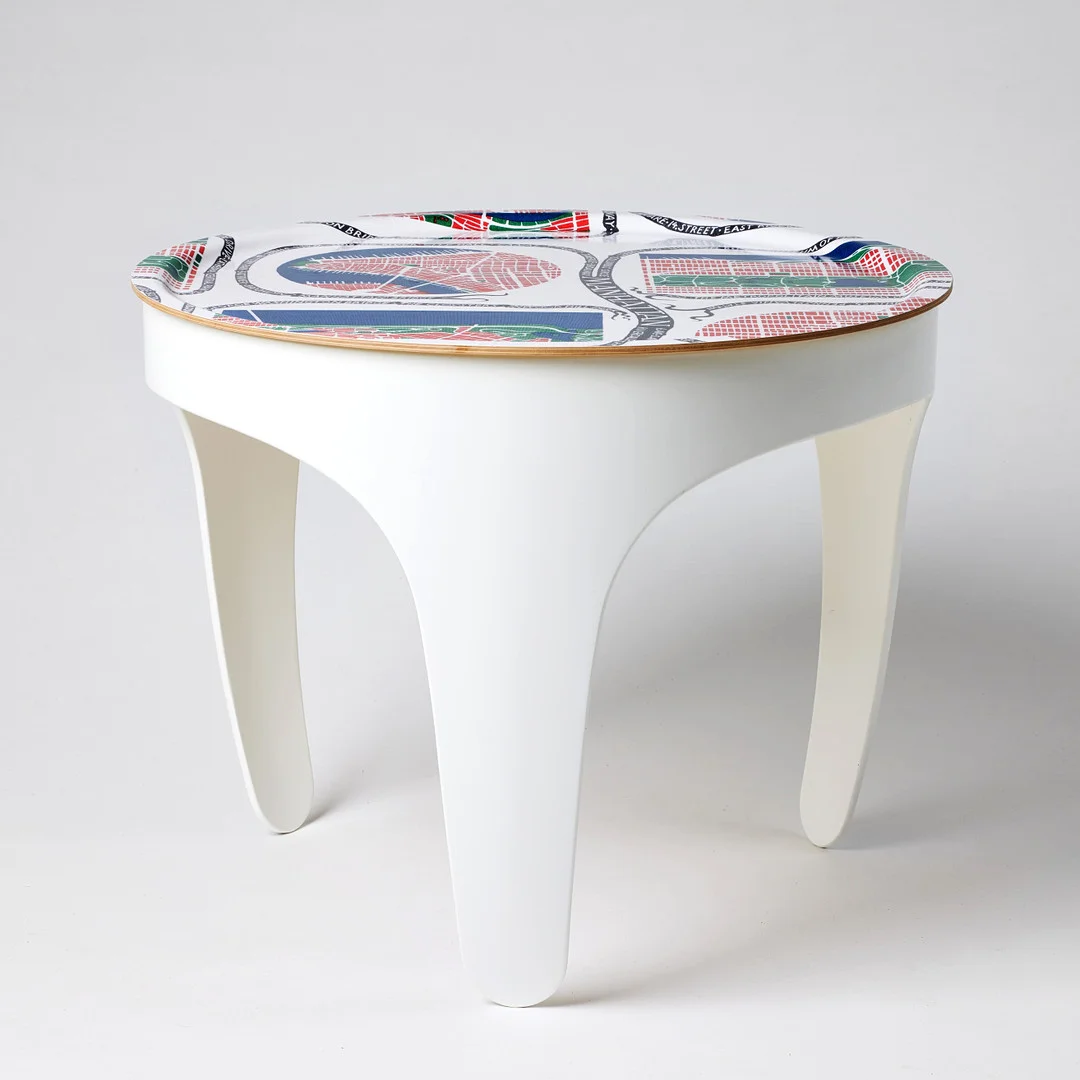 MARGOT BAROLO & MÄRTA FRIMAN. "Sunday noon", brickbord, Firma Svenskt Tenn, underrede i vit böjträ, bricka i Josef Franks "Manhattan". — Tables — Stockholms Auktionsverk Fine Art
