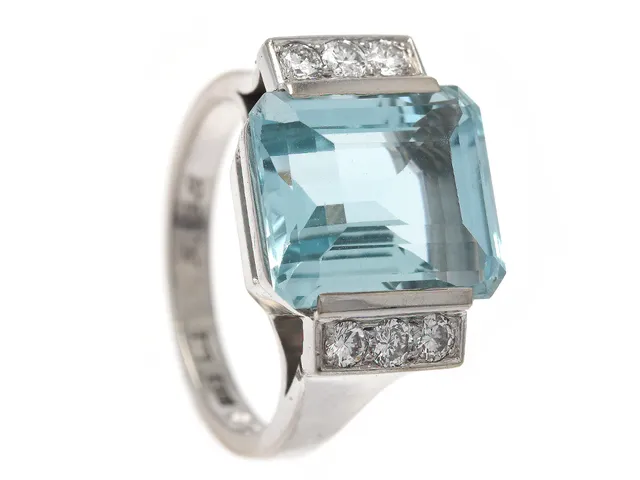 RING, 18K vitguld, smaragdslipad akvamarin ca 6,60 ct, 6 briljantslipade diamanter ca 0,29 ctv, ca W(H)/SI-P, Kornhamnstorgs Guld- Och Silversmide, Stockholm 1968, stl 16,5 mm, vikt 8,9 g, graverad, akvamarinen har ett nagg i ena hörnet.