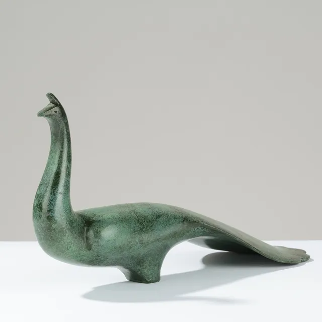 KOME JIICHI (1896–1984). Signeret skulptur af bronzepatineret metal forestillende stiliseret påfugl, udført på eget værksted i Takaoka i Toyama-præfekturet, Japan, 20. århundrede.