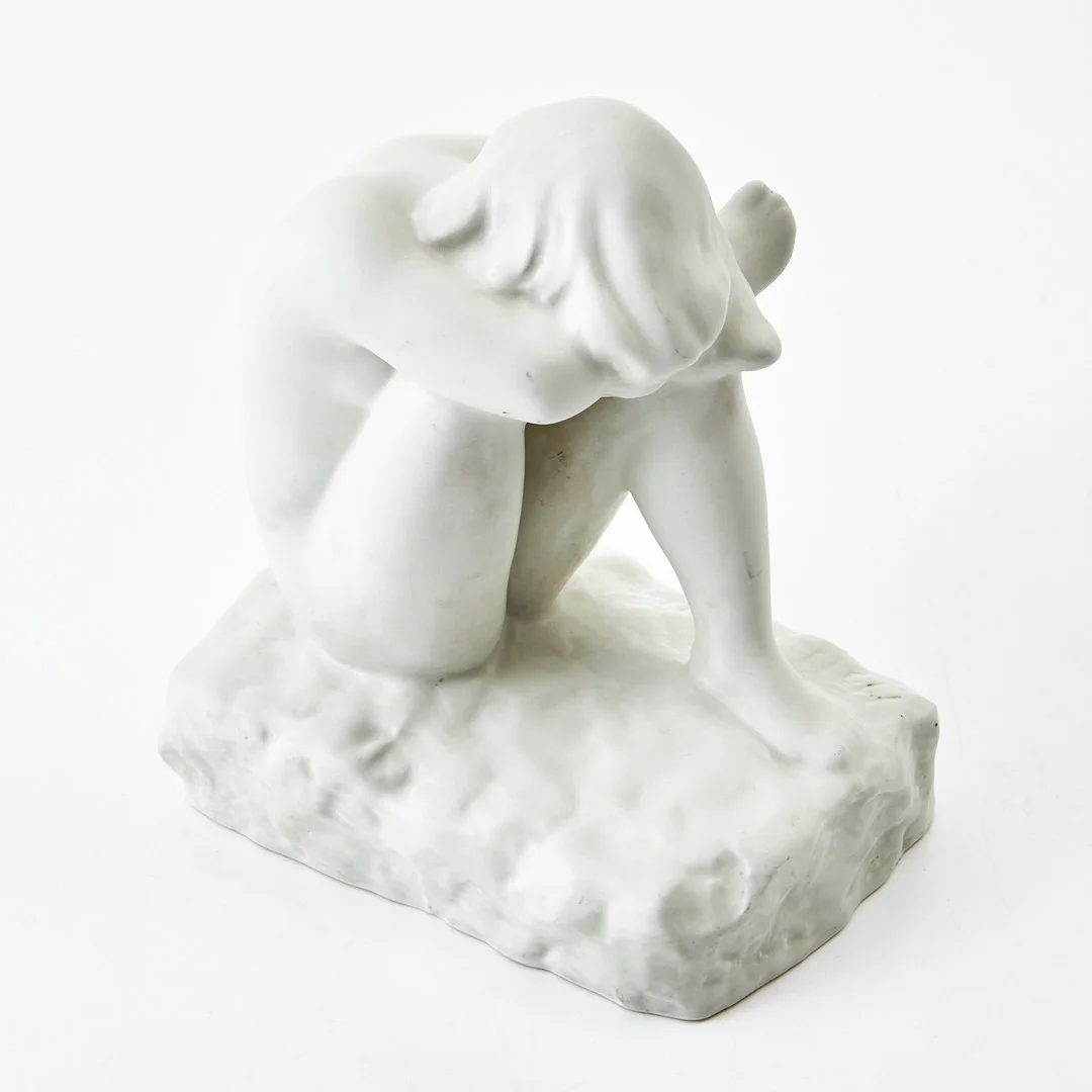 MATTI HAUPT (1912-1999) Kvinna, skulptur i glaserat porslin, signerad i godset Matti Haupt. — Paintings — Stockholms Auktionsverk Magasin 5