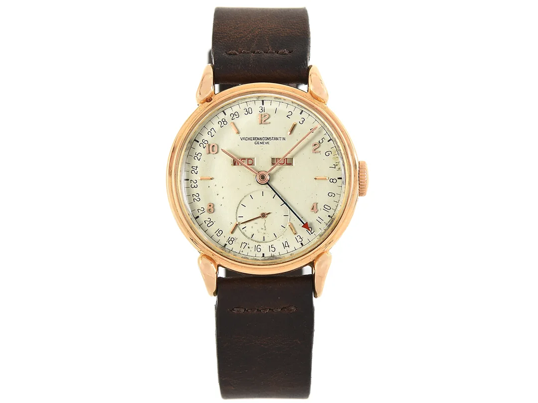 VACHERON & CONSTANTIN, Triple Calendar, s.k. "Claw Lugs", Cal V 485 (P485/A), Serie nr. 463349, Ref nr. 4240, Boett nr. 302460, herrur, 35 mm, 18K guld, manuell, plexiglas, dag, datum, månad, liten sekundvisare, läderband, tillverkad 1948, servicefodral. — Klockor/Vacheron Constantin — Kaplans