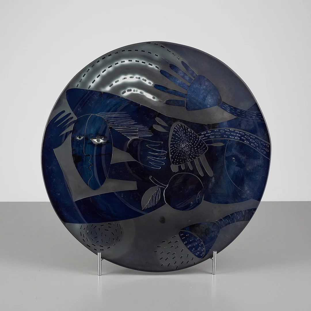 KERTTU NURMINEN. KONSTGLASRELIEF, signerad "Tumma", Kerttu Nurminen Nuutajärvi Notsjö 1990. — Art glass — Stockholms Auktionsverk Helsinki