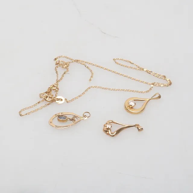 GULDSMYCKEN/SKROT, guld, fyra delar, ca 3,6 gram, 18K.