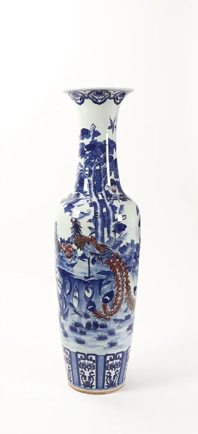 Chinese colossal floor vase, porcelain. 1900 / 2000s. H. 156 cm.