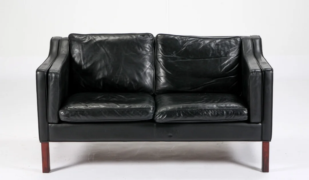 Hurup Møbelfabrik. To-pers. sofa betrukket med sort læder — Furniture/Lounge suites, sofas — Lauritz