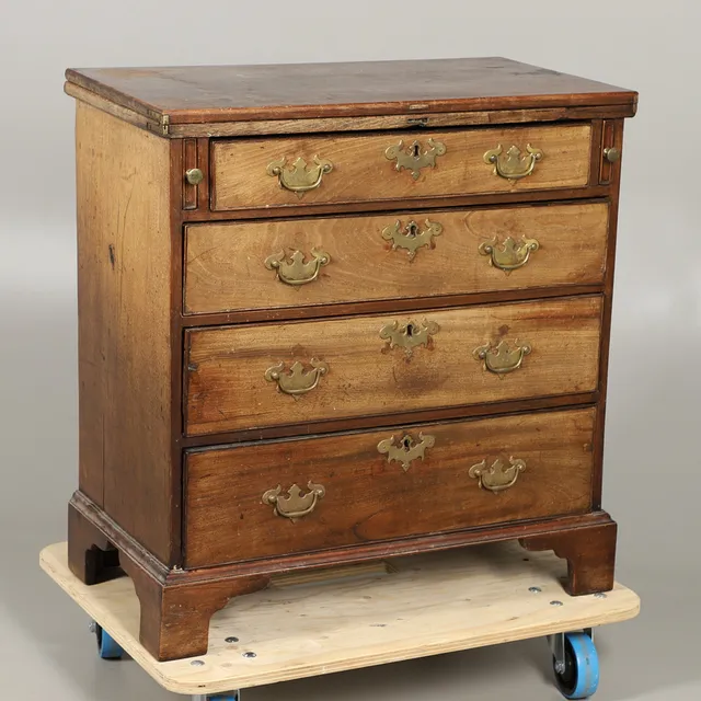 ANTIQUE MAHOGANY BATCHELORS CHEST.