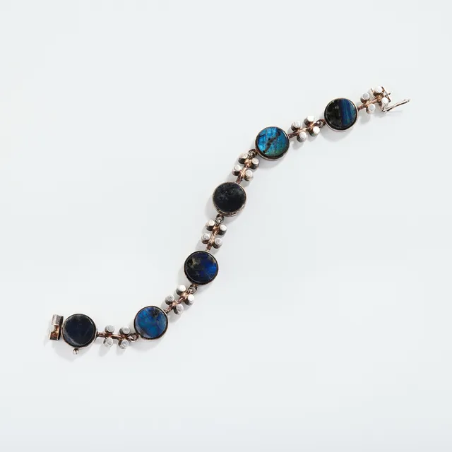 JORMA LAINE. Armband, silver och labradorit, Helsingfors 1972.