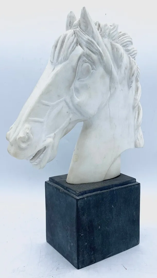 CABEZA DE CABALLO. MÁRMOL TALLADO.