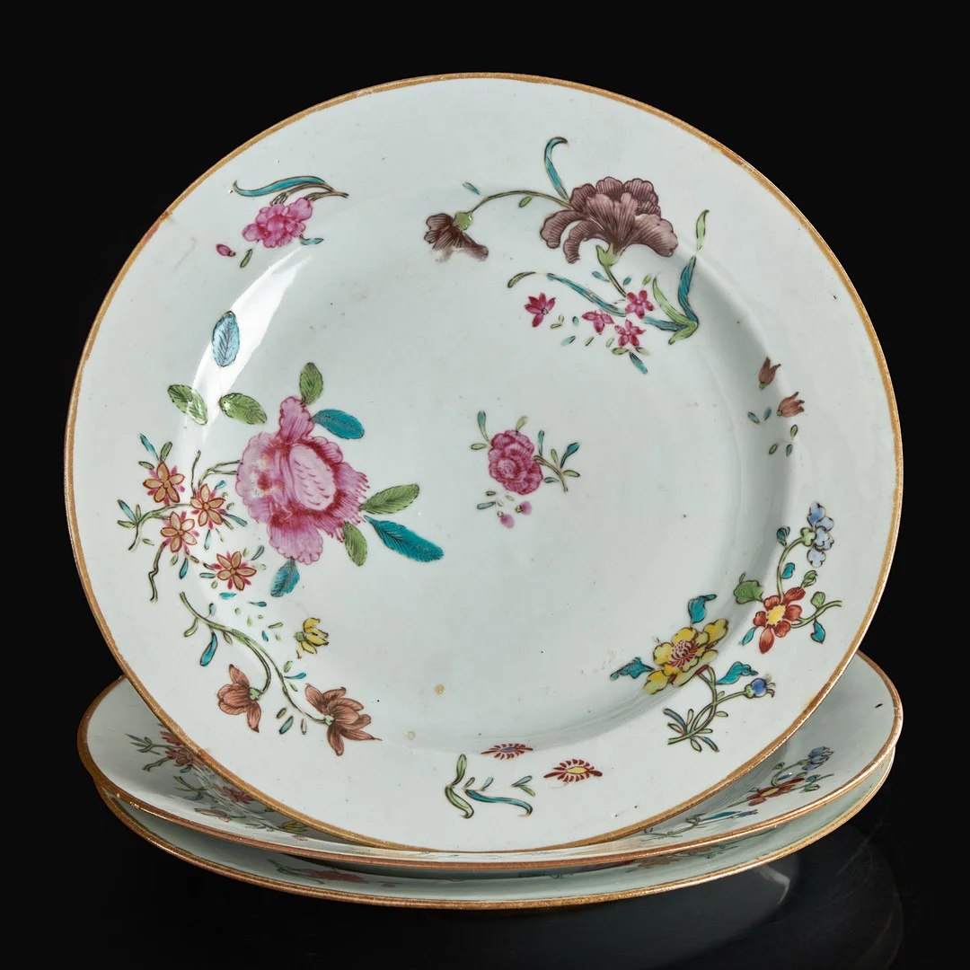 TALLRIKAR, 3 st, porslin, Kina, Qianlong (1735-1796), famille rose, dekor av blomster. — Ceramics & Porcelain — Crafoord Auktioner Stockholm
